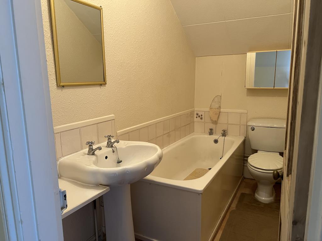 Lot: 114 - SUBSTANTIAL SEMI-DETACHED HOUSE FOR IMPROVEMENT - Bathroom on second floor